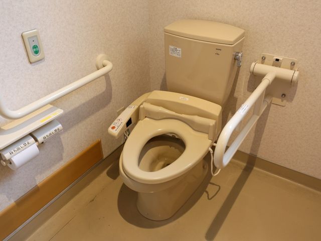 バリアフリートイレ設備 トイレ 安全を考えた設計のトイレです。手すりがついており、身体の不自由な方も安心してご利用いただけます。