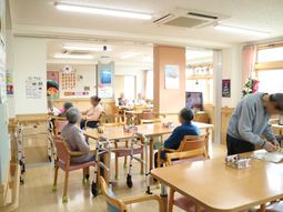 明るい食堂の様子