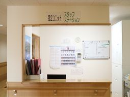 明るいエリアのスタッフ受付