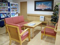 待合室の椅子とテーブル