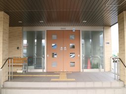 施設の正面エントランス