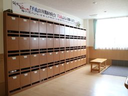 整然と並んだ靴箱のある空間