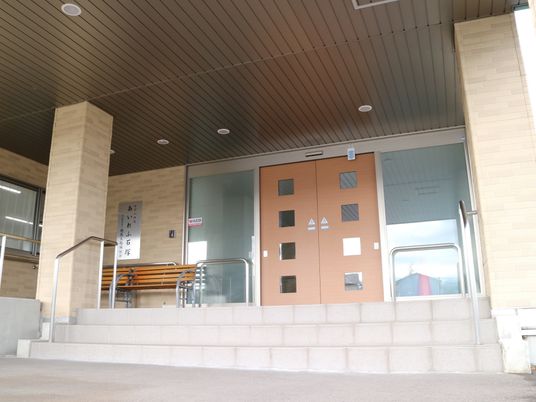 入り口と看板の建物外観