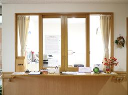 フロントの明るい窓口