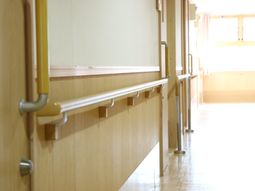 明るい廊下と手すり