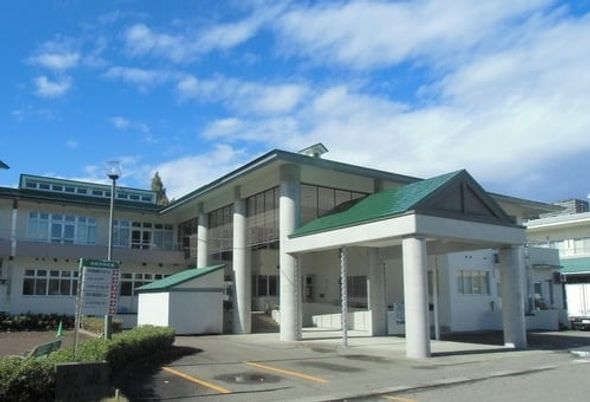 青空のある建物外観