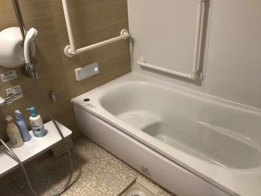 手すり付きの浴室  
