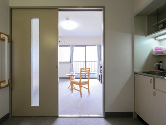 居室の入口と室内の様子
