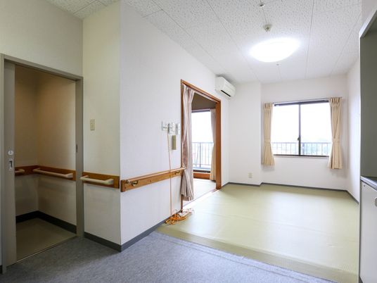 明るい和室の居室