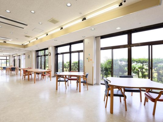 広々とした明るい食堂空間