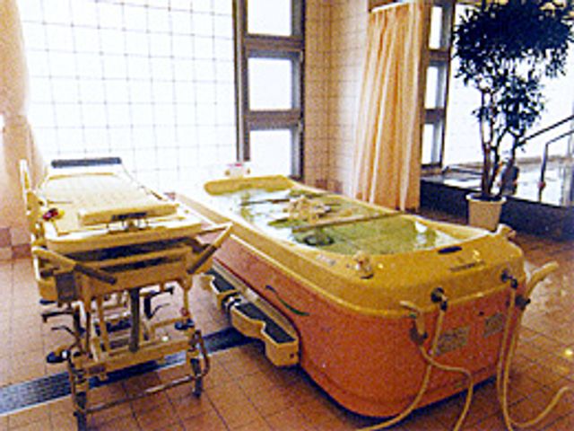 機能的な浴室 浴室 広々としたバスタブに自然光が差し込み、明るく清潔です。スタッフもサポートしやすい設計です。
