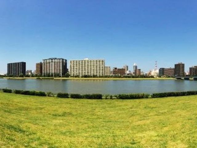 広がる芝生と川 庭 広々とした芝生の先には川が広がっており、リラックスできる環境が整っています。