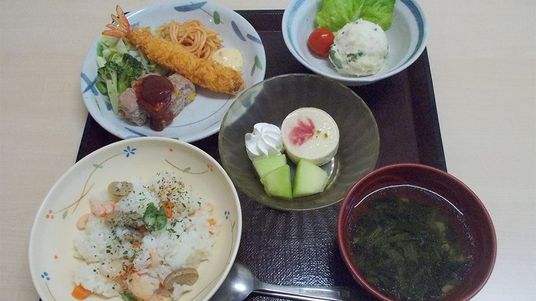 彩り豊かな食事の盛り合わせ
