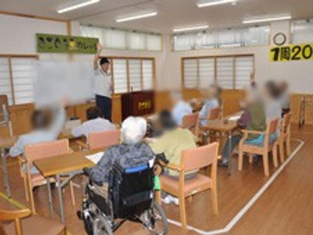 講堂でのアクティビティ 多目的室 自然光がたくさん入る明るい多目的室で、参加者の皆さんが活動を楽しんでいます。