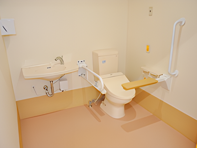安全設計のトイレ トイレ 手すりが設けられた安全なトイレです。安心してご利用いただける配慮がなされています。