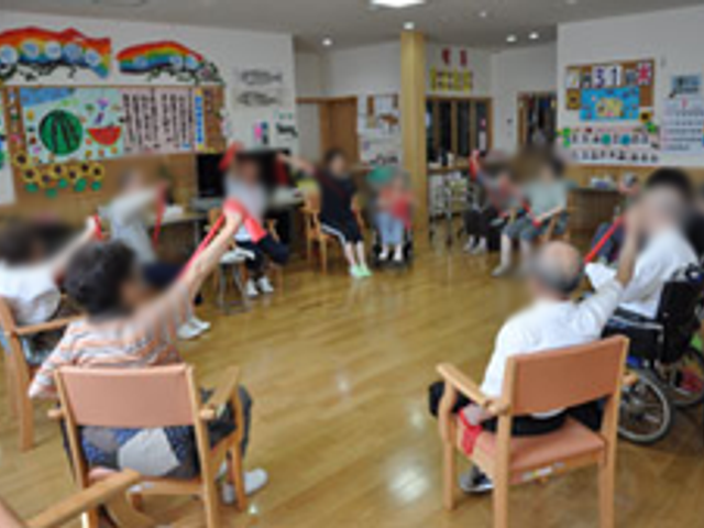 明るい多目的室 多目的室 広々とした空間で、参加者がリラックスした雰囲気の中、一緒に体操を楽しんでいます。
