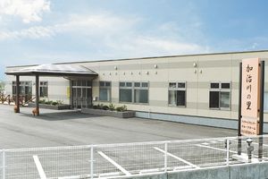 看板がある建物外観