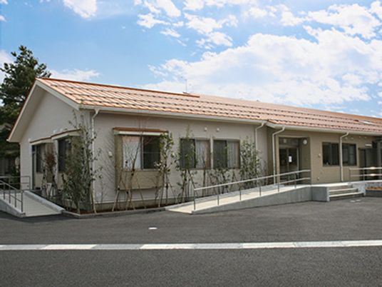 緑に囲まれた建物外観