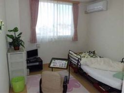 明るい居室の様子