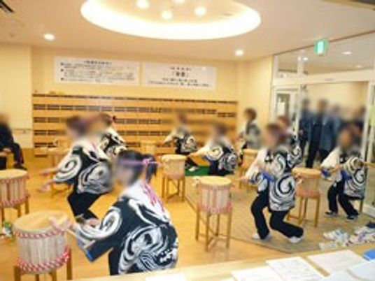 太鼓を叩く人のいる多目的室