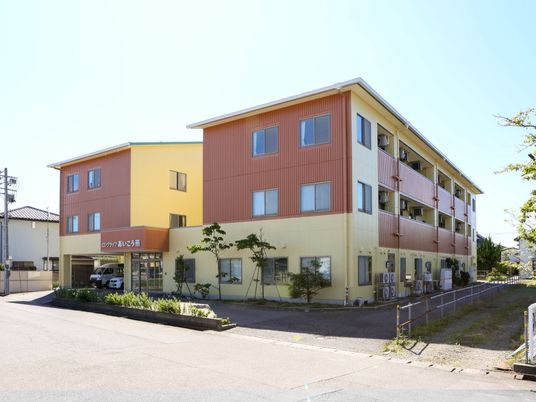 カラフルな外壁の建物