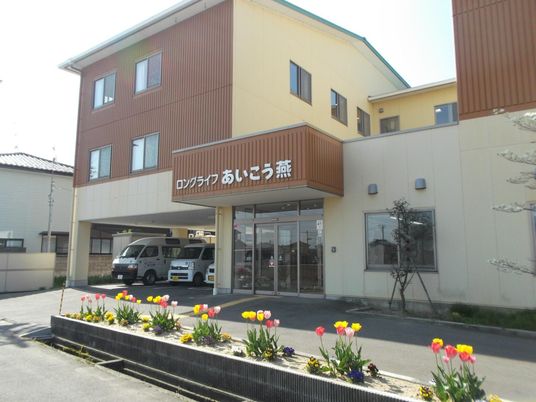 明るい建物のエントランス