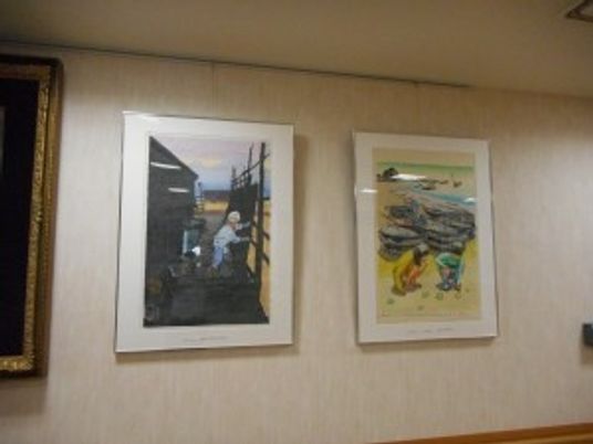壁に掛けられた絵画二点