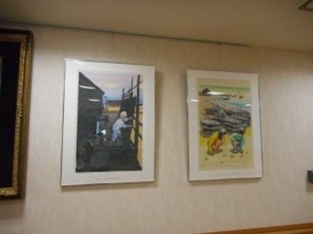 壁に掛けられた絵画二点 絵画 廊下には温かみのある絵画が飾られ、落ち着いた雰囲気を醸し出しています。訪れる方々に安らぎを提供する空間です。