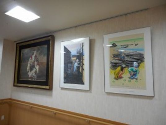 廊下の壁に掛かる絵画三枚
