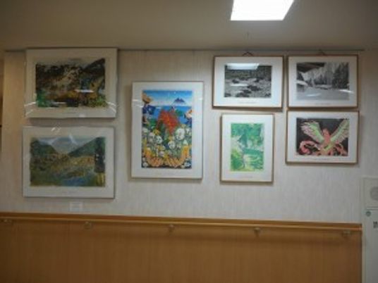 廊下の壁に掛かる絵画群