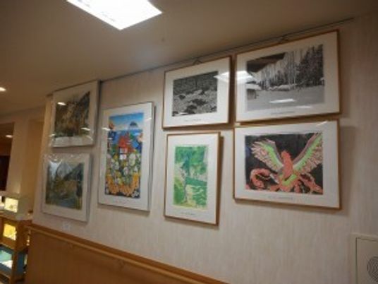 廊下の壁に飾られた絵