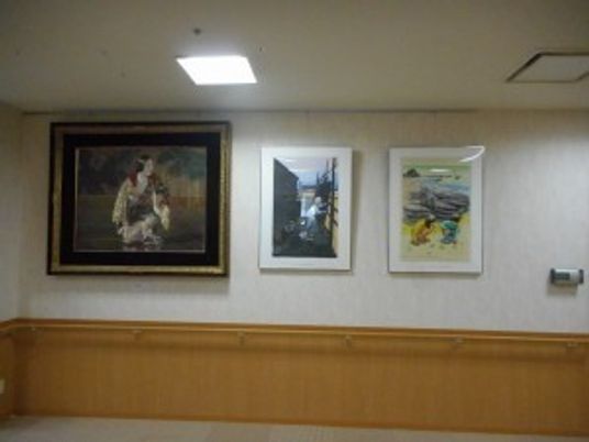 絵画飾られた廊下