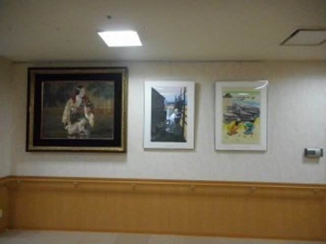 絵画飾られた廊下 絵画 廊下の壁には、様々な絵画が飾られており、落ち着いた雰囲気の中でお過ごしいただけます。美しいアートを眺めながら、ゆったりとした時間をお楽しみください。
