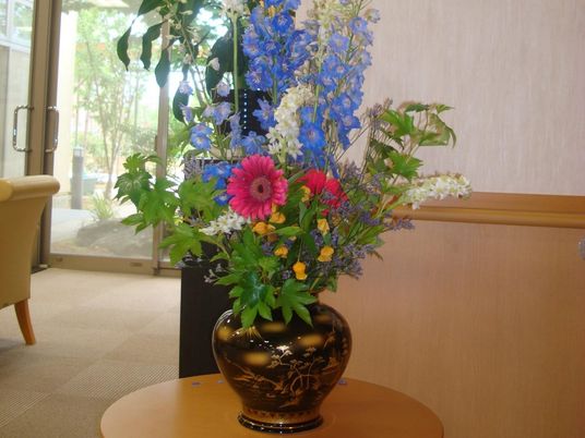 彩り豊かな花のあるロビー