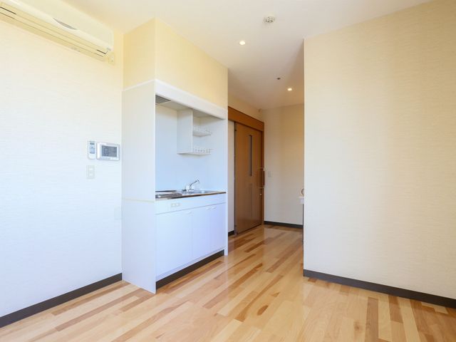 シンプルな洋室キッチン 居室 ゆとりあるスペースの洋室です。キッチン付きで快適な自炊が見込め、新たな生活に適しています。