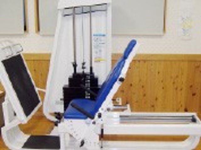 機能訓練用の機器 機能訓練室 木目調の落ち着いた場所で、体を動かすための機器が整備されています。