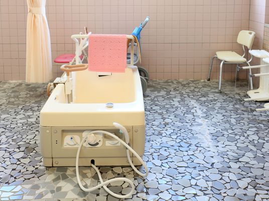 浴室の設備と椅子