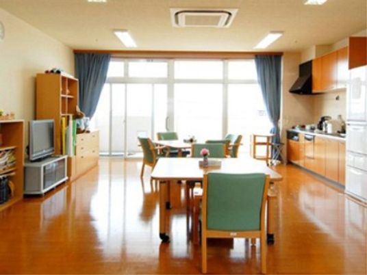 共用リビングの明るい空間