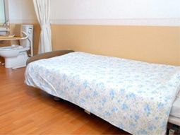 居室のベッドと洗面所