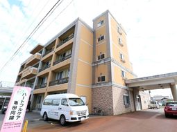 明るい色の建物外観