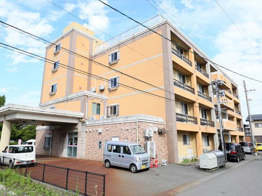 オレンジ色の建物外観