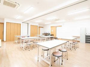 明るい食堂の机配置