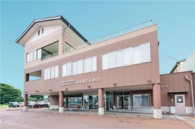 周囲に緑がある外観