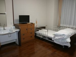 居室のベッドと洗面台  