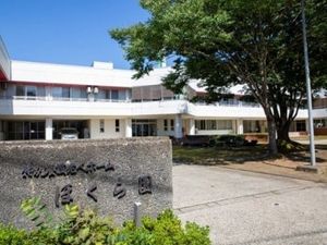 中庭のある建物前  