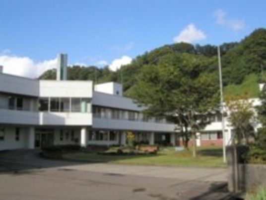 広い庭付きの外観