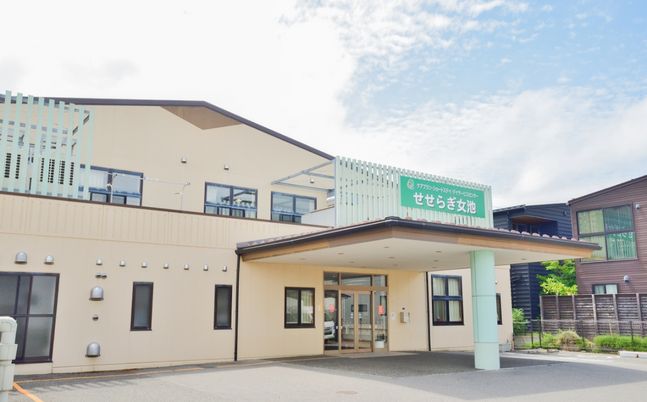 広い入口の外観