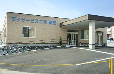 広々とした外観