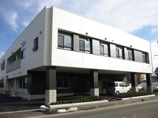 シンプルな外観の建物