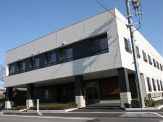 モダンな外観の建物